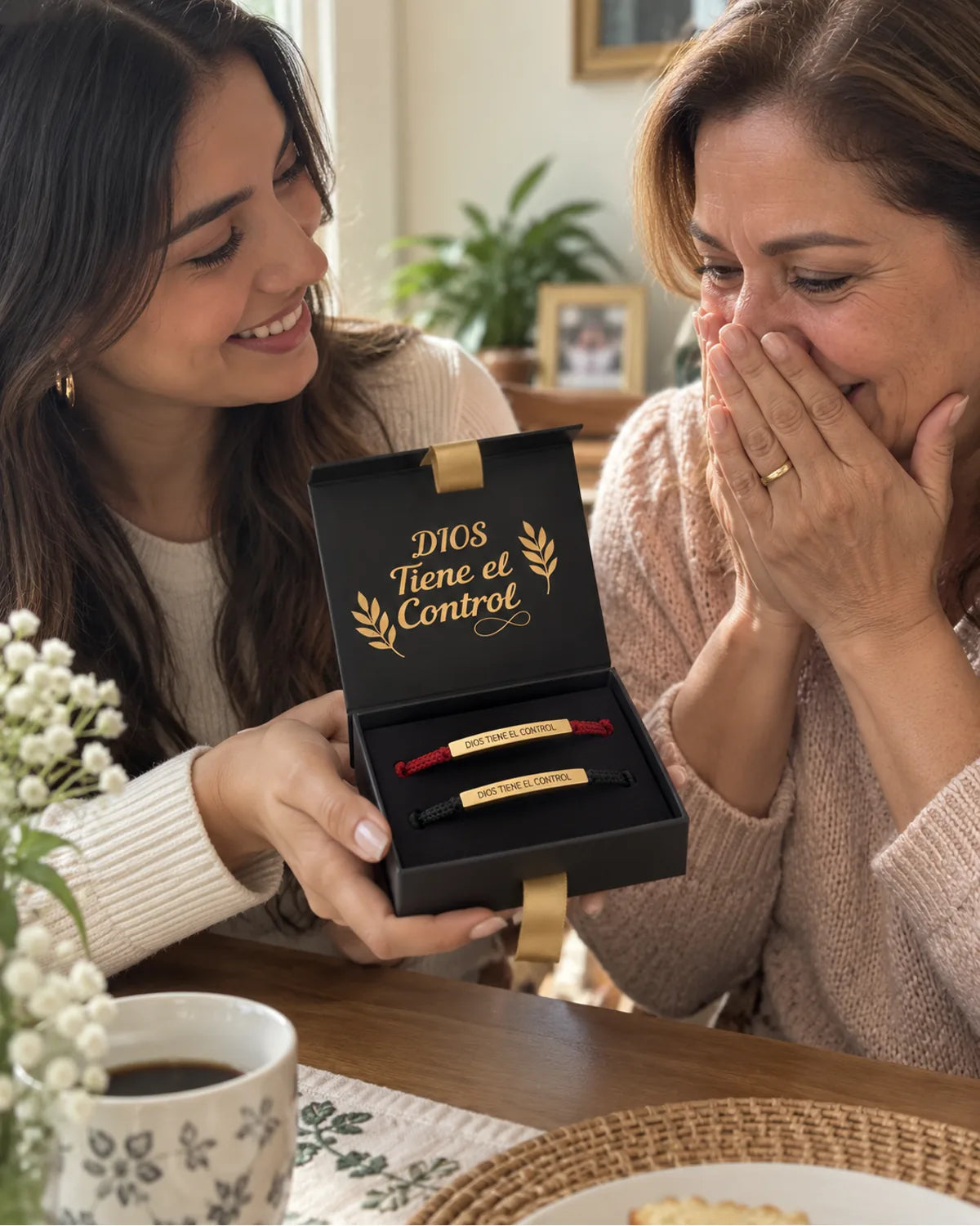 Pulseras “Dios Tiene el Control” — Set x2 + Estuche en uso cotidiano